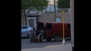 VIDEO | Intento de secuestro en Neuquén: encapuchados golpean a un hombre para cargarlo a una camioneta