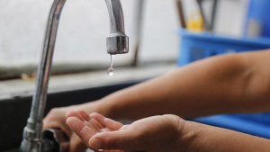 A qué hora vuelve el agua en Neuquén: quejas y barrios sin suministro tras un corte de luz este martes