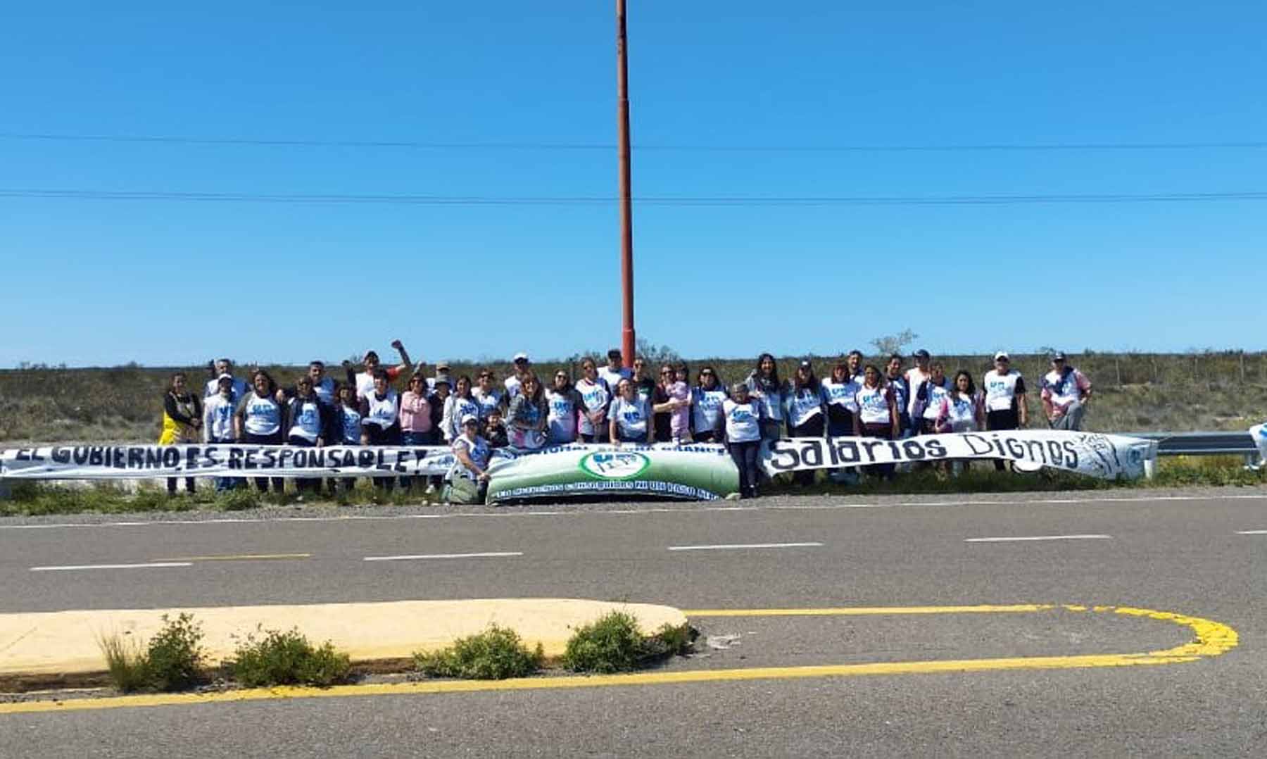 Ayer, el paro zonal de Unter en Sierra Grande, San Antonio y Valcheta se trasladó a la Ruta 3 y 23. Foto Gentileza.