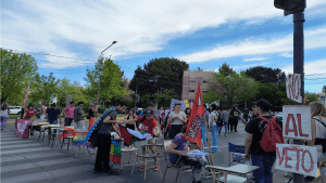 Cortaron calles de Neuquén tras la ratificación del veto al financiamiento universitario