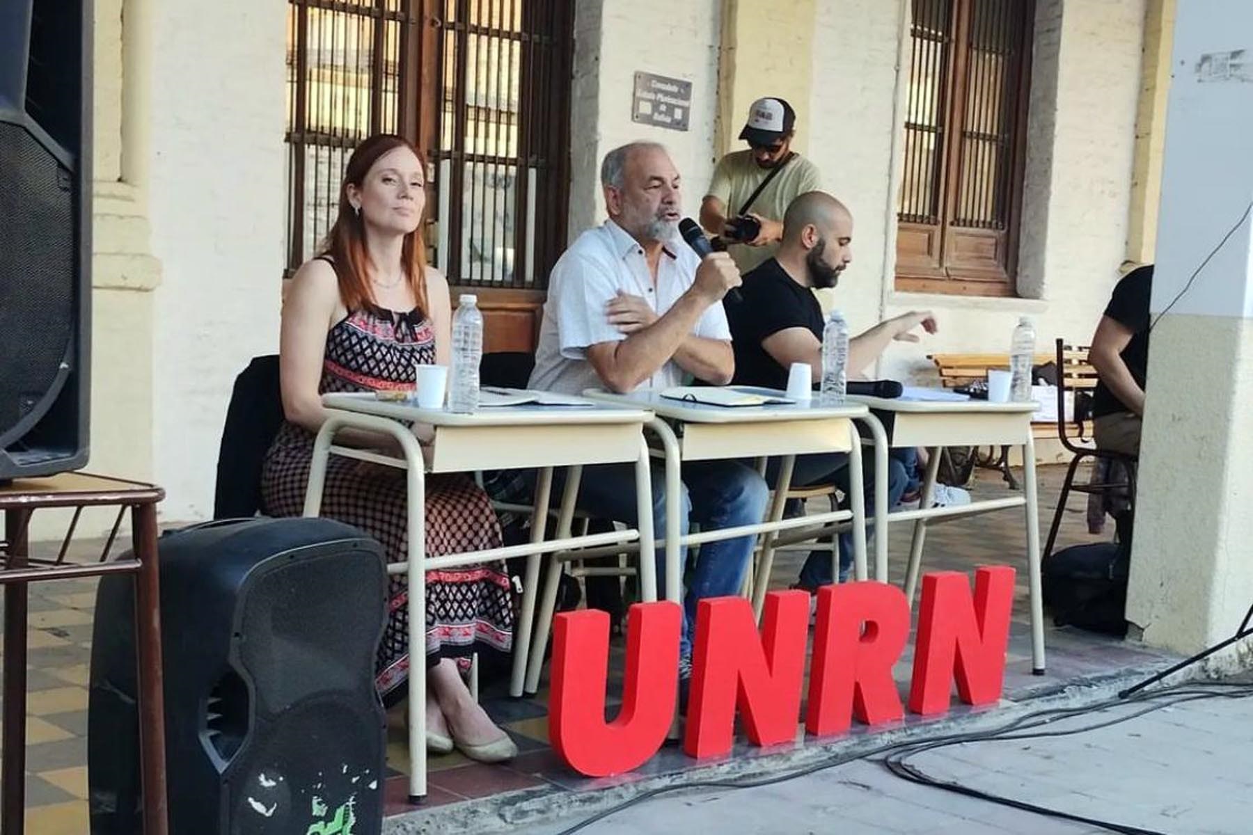 Las autoridades de la UNRN durante la clase pública en Viedma. Foto: gentileza.