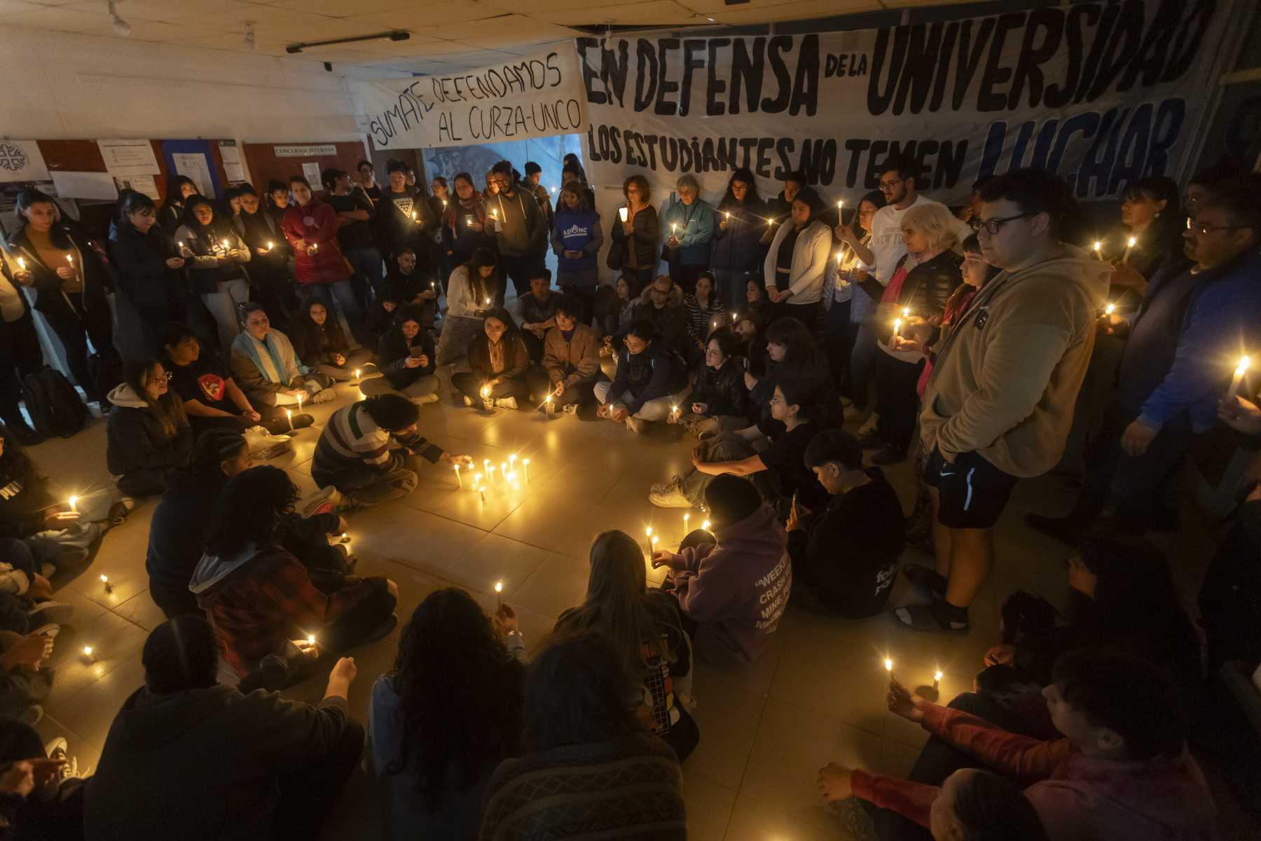 Un emotivo momento con el encendido de velas en la toma y vigilia del Curzas de Viedma, la noche del miércoles.  Foto: Pablo Leguizamon