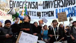 En 15 fotos, así fue la marcha universitaria en Neuquén y Río Negro: calles colapsadas en defensa de la educación