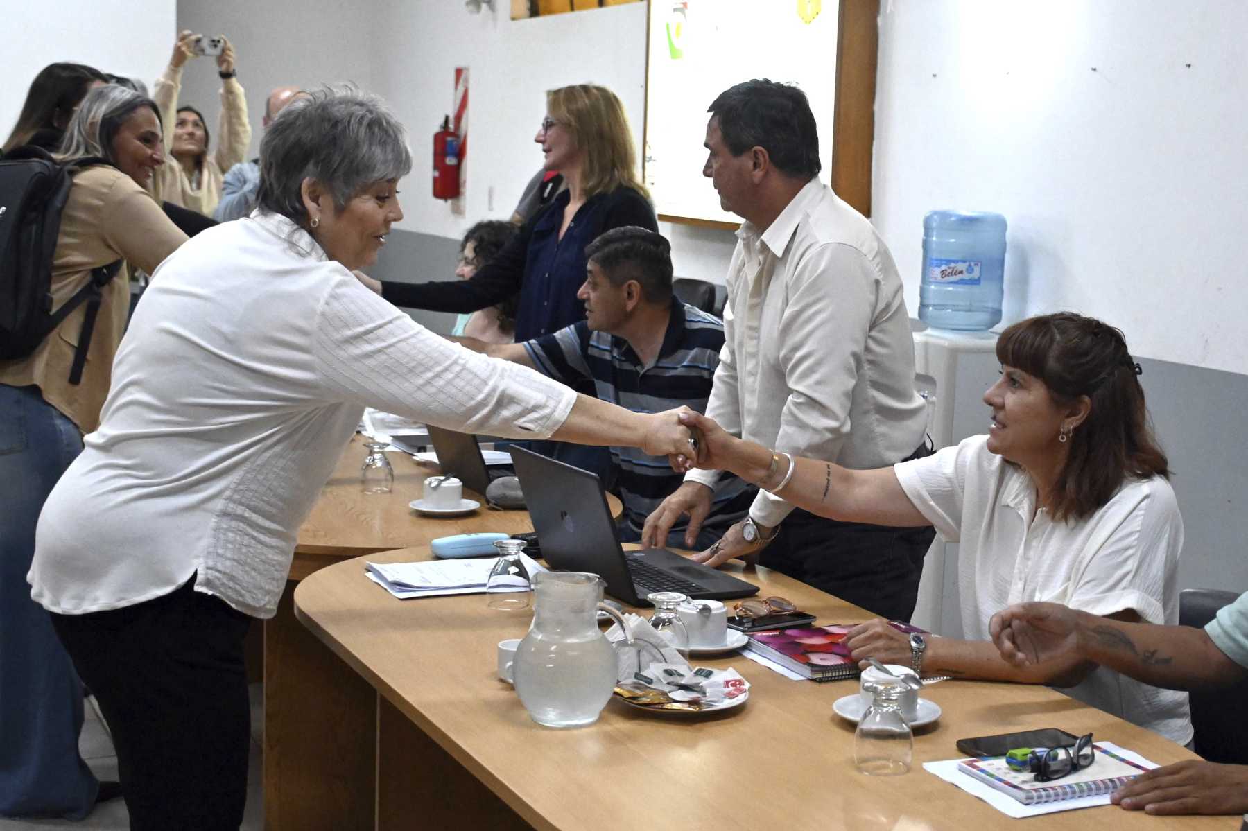 La ministra de Educación, Patricia Campos, estrecha la mano con la titular de Unter, Silvana Inostroza, al retomar la paritaria en Viedma. Foto : Marcelo Ochoa