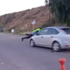 Imagen de Video | Indignante: arrastró a un policía sobre su auto para evitar un control de alcoholemia en Viedma