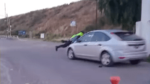 Imagen de Video | Indignante: arrastró a un policía sobre su auto para evitar un control de alcoholemia en Viedma