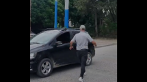 Imagen de Video | La actitud de un conductor contra universitarios en Roca que causó indignación: «Violento»