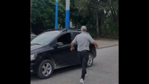 Video | La actitud de un conductor contra universitarios en Roca que causó indignación: «Violento»