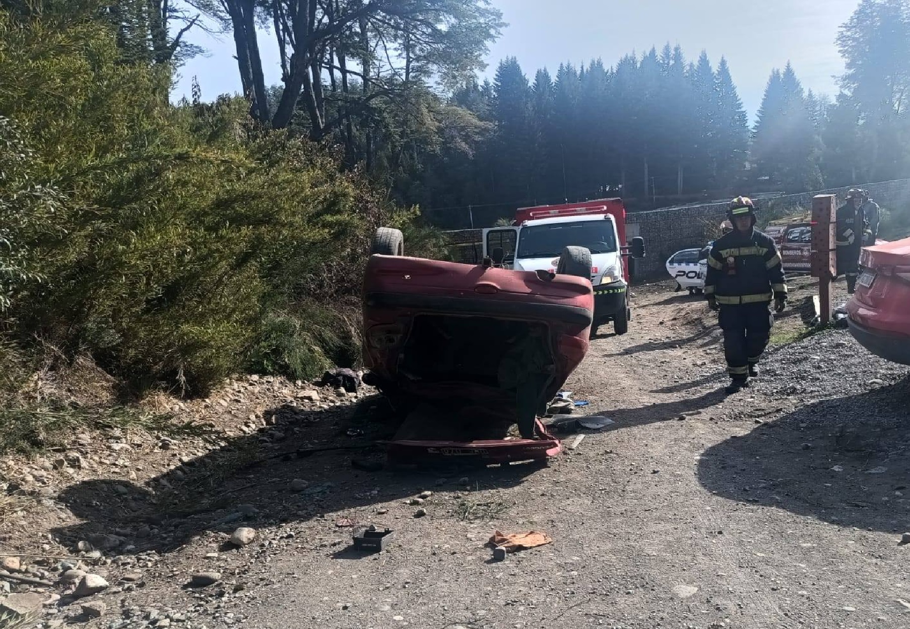 Tres heridos tras el vuelco de un auto que se quedó sin frenos en Villa La Angostura (Foto: gentileza)