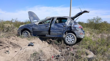 Imagen de Estudiantes del Alto Valle sufrieron un impactante vuelco sobre Ruta 22: viajaban desde Bahía Blanca