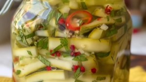 Zucchinis en escabeche: fáciles, económicos e ideales para el picoteo