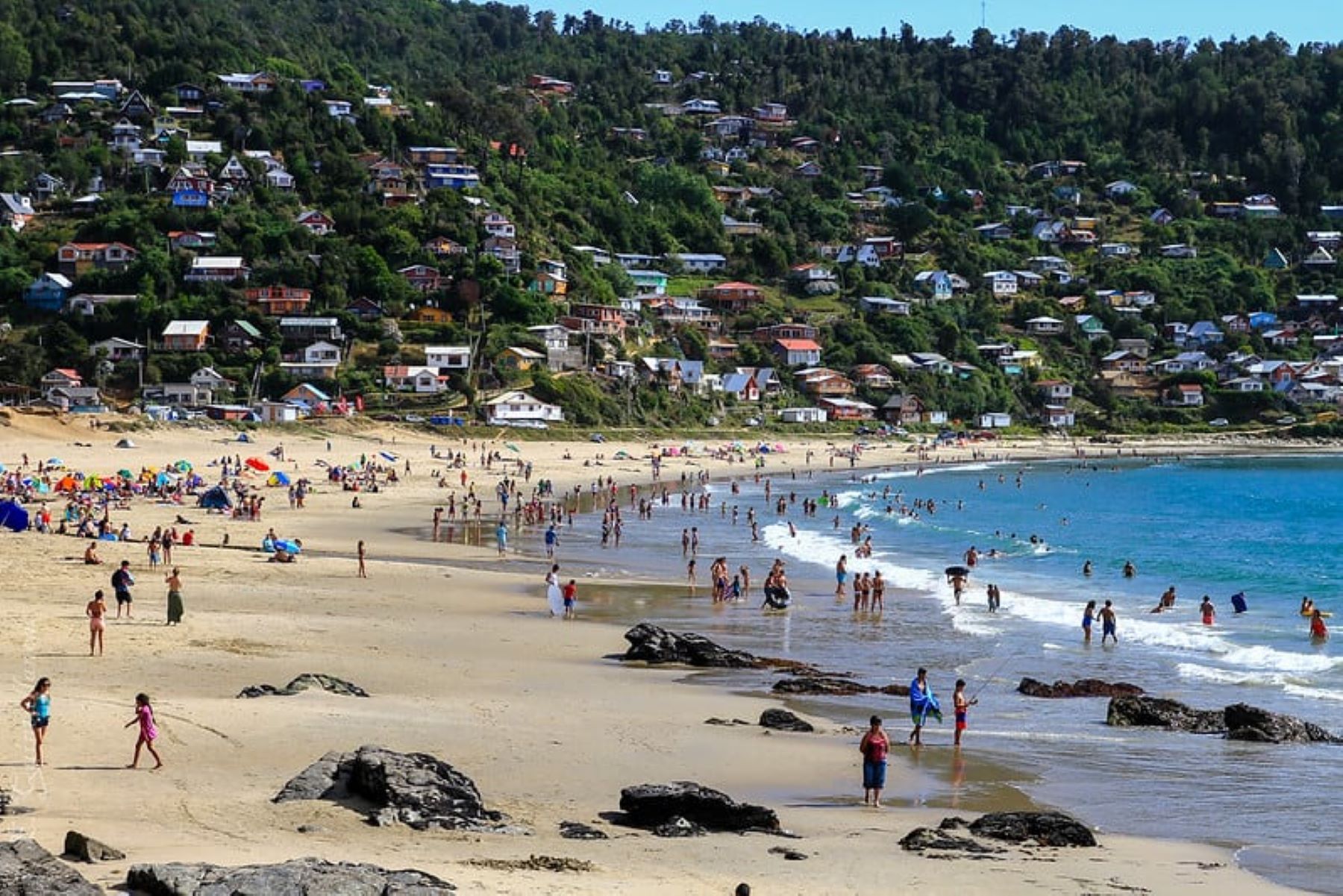 La playa de Chile de aguas claras, arena blanca y bosques verdes cerca de Bariloche