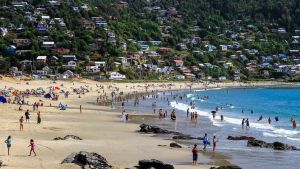 La playa de Chile de aguas claras, arena blanca y bosques verdes cerca de Bariloche