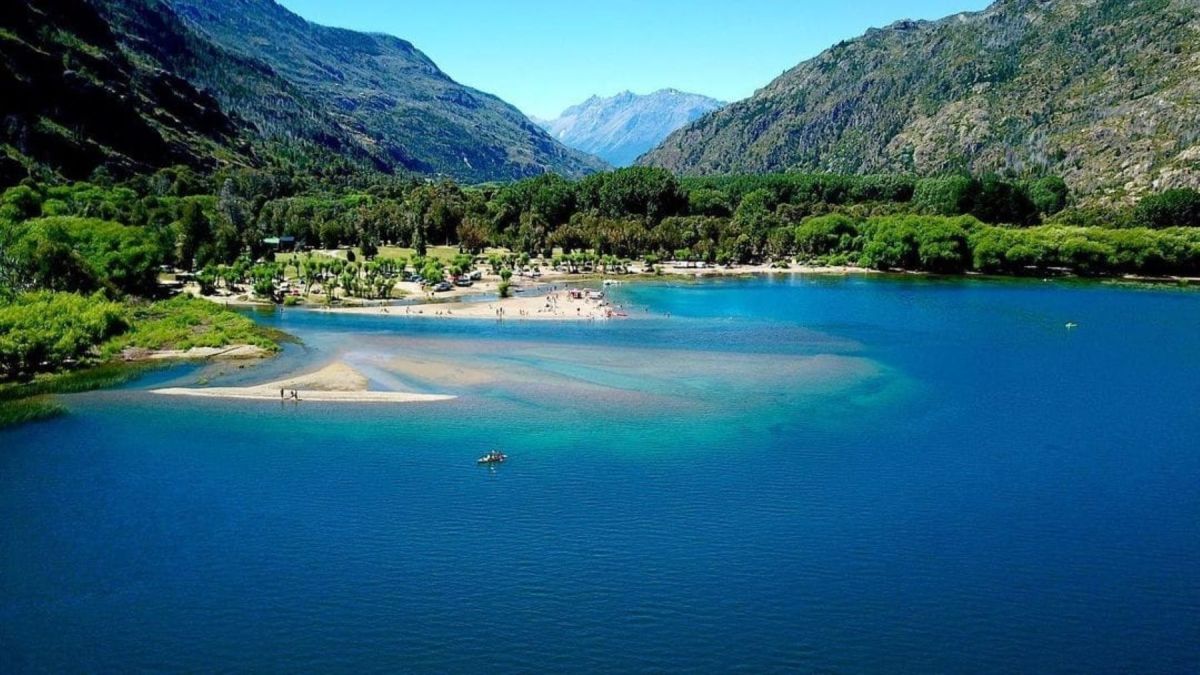 Summer in a magical town in Patagonia, between mountains, clear water and delicious fruits