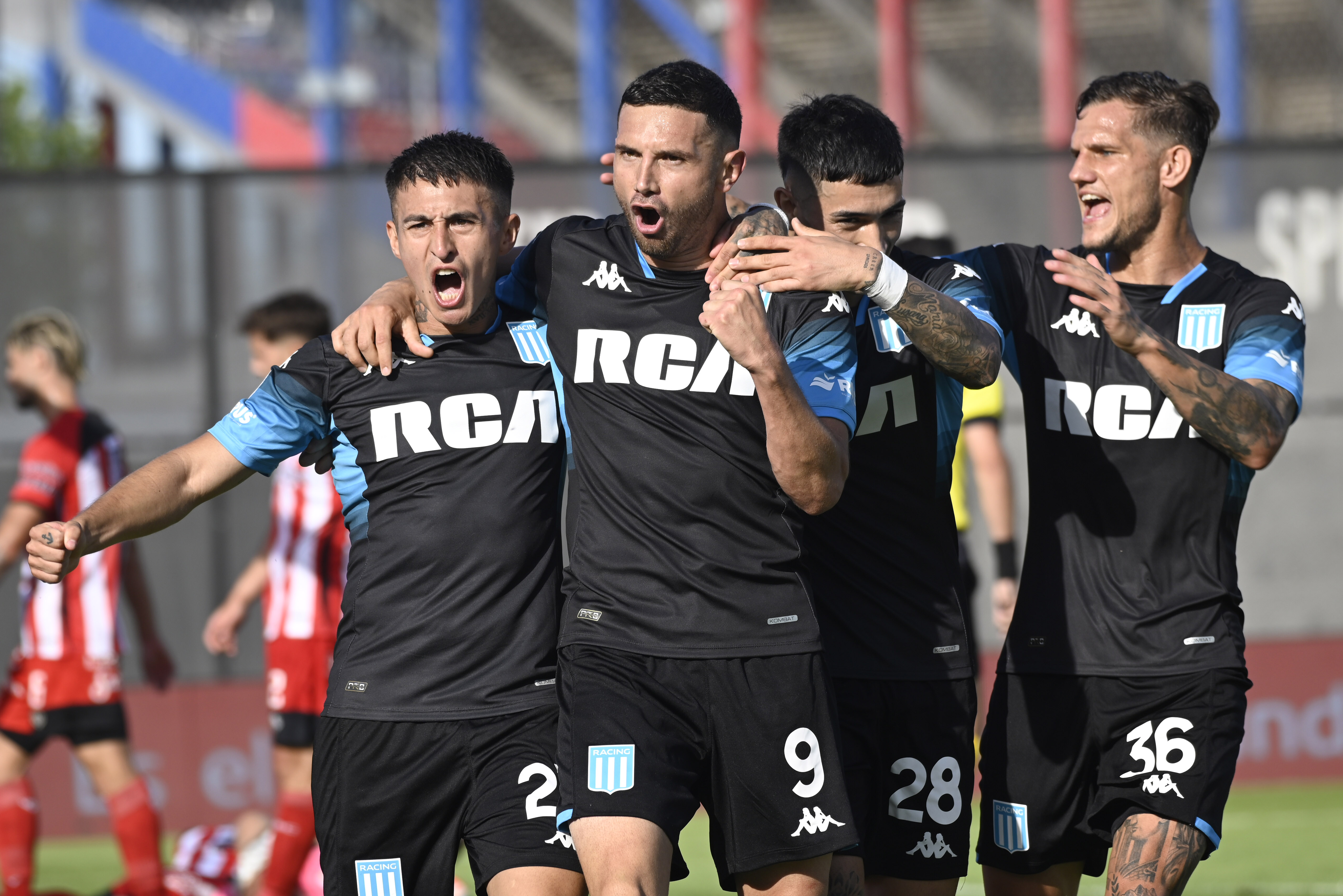 Racing ganó por 2-0 en el Bajo Flores, con un tanto de Maravilla Martínez. 