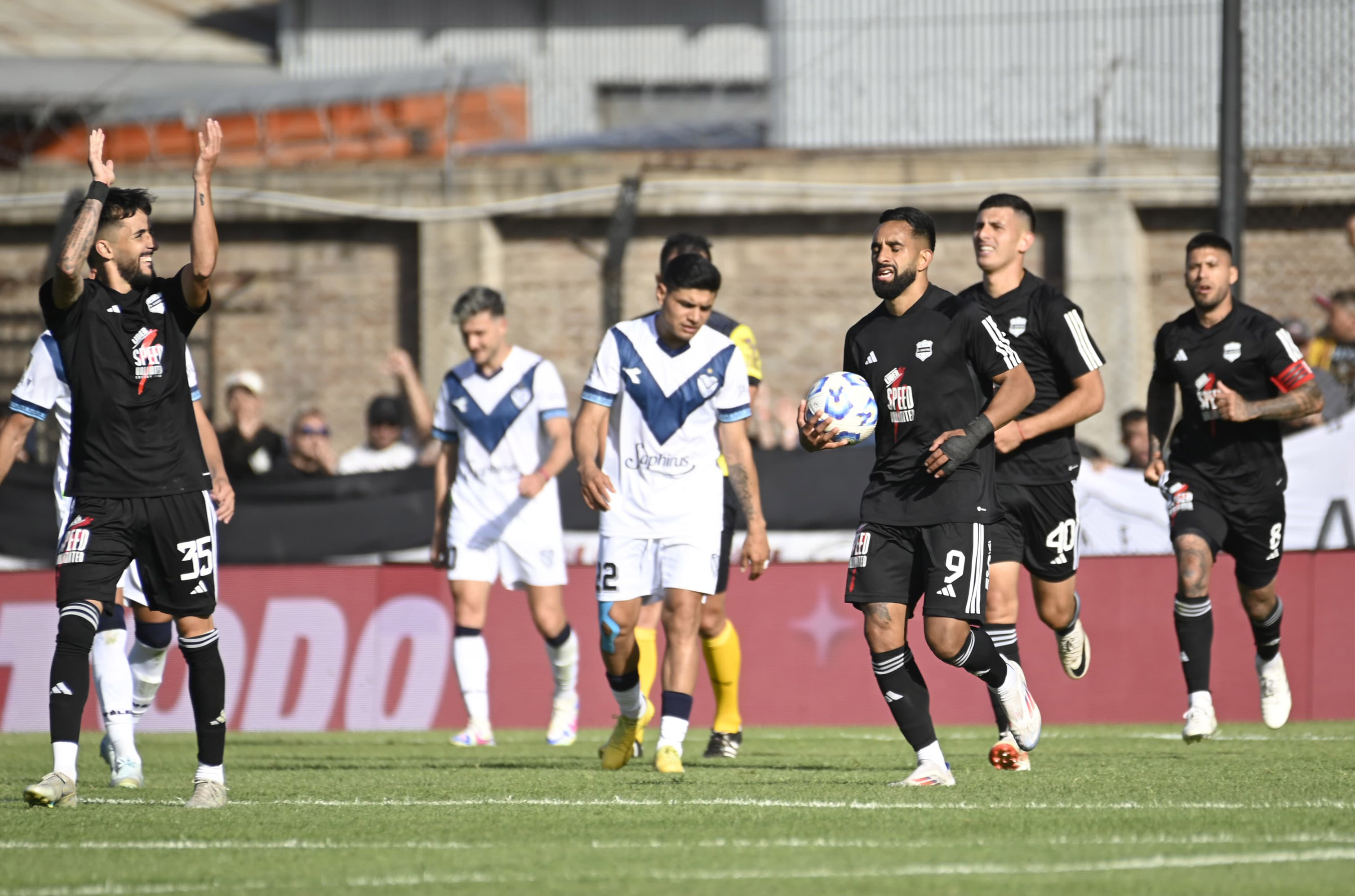 Vélez igualó con Deportivo Riestra en la Liga Profesional. Foto: FBaires.