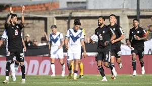 Vélez igualó con Deportivo Riestra y arde la pelea en la Liga Profesional: quiénes siguen con chances