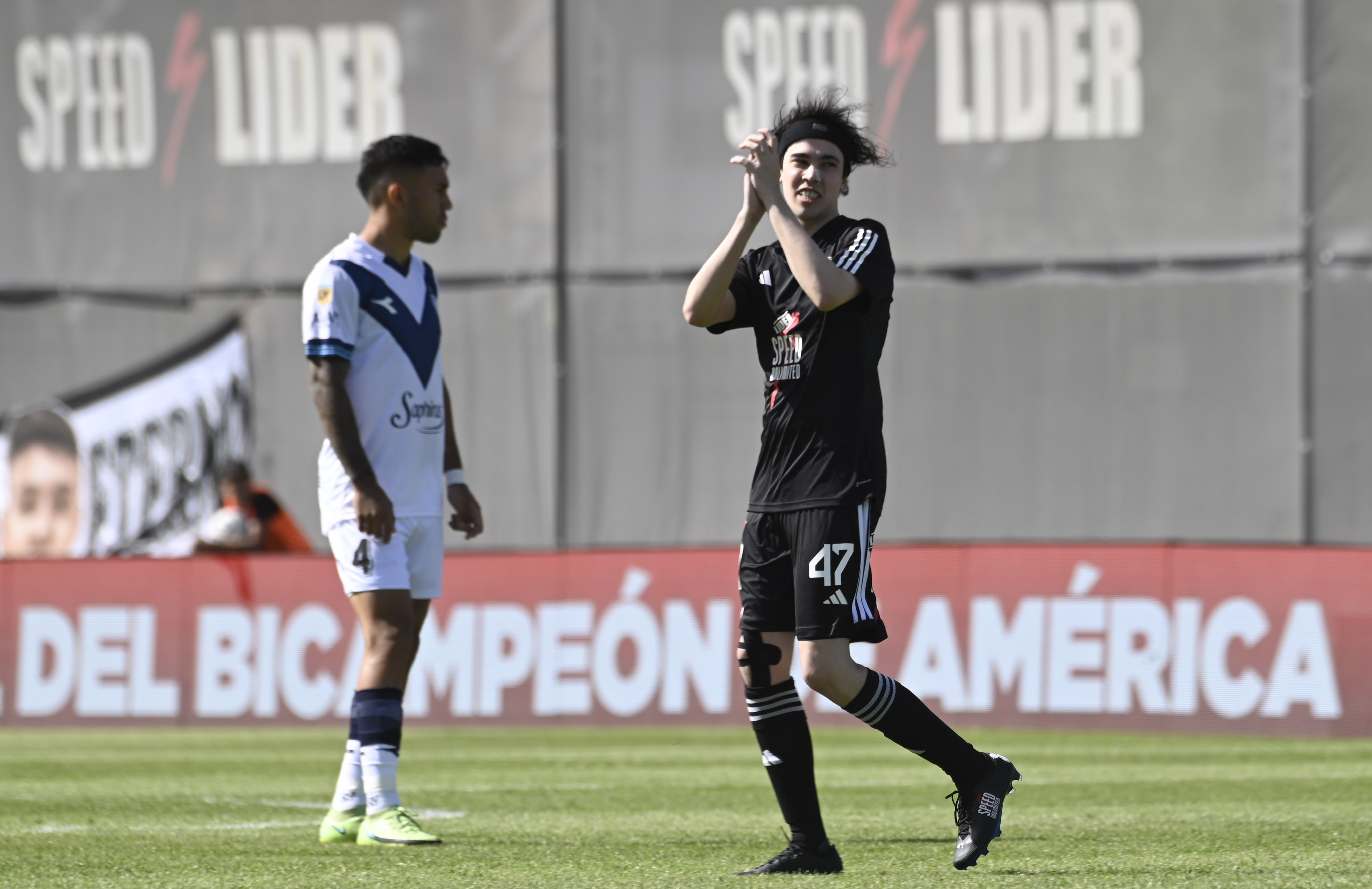 El streamer Spreen debutó en la Liga Profesional en Riestra al jugar un solo minuto. (Foto: Fotobaires)