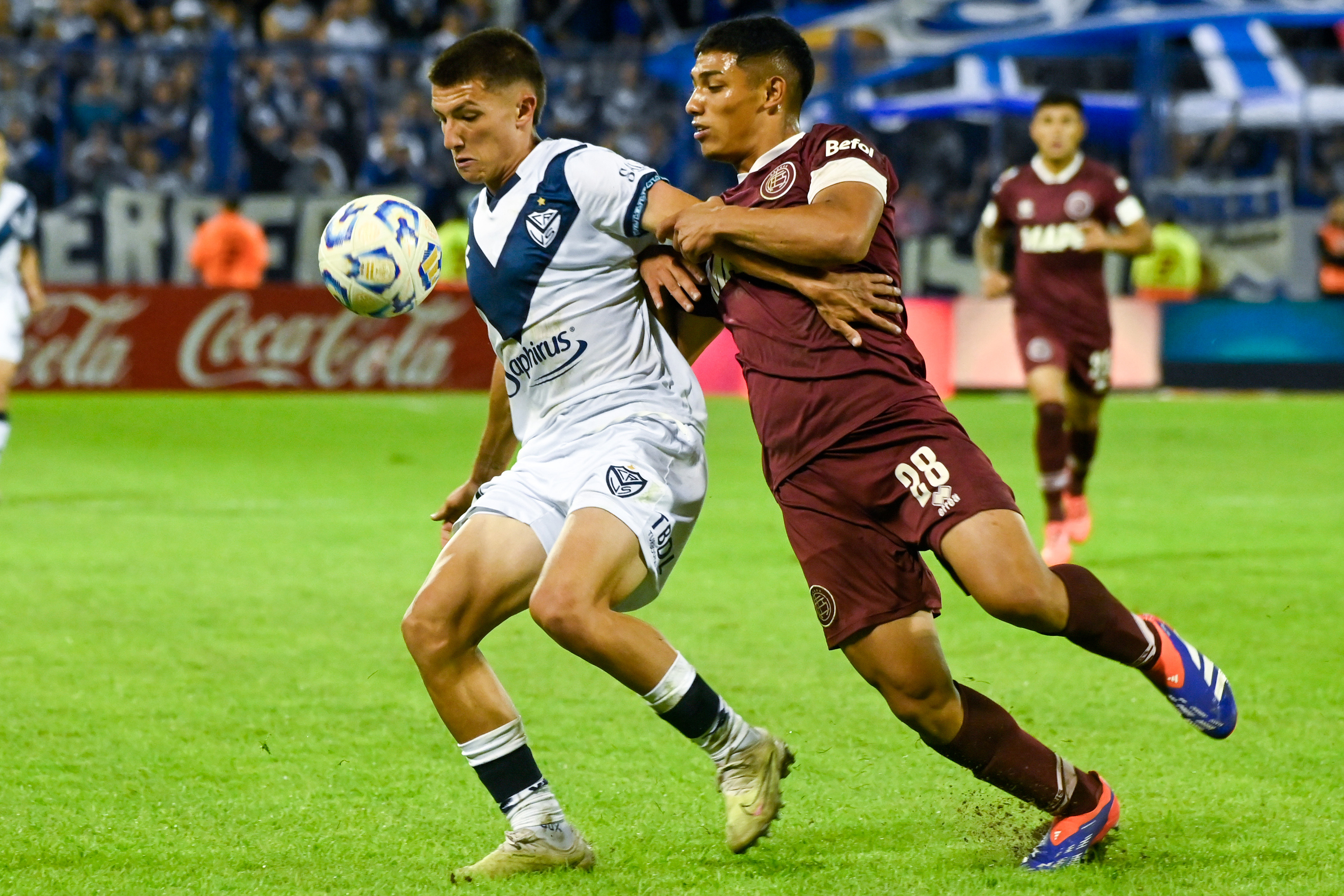 Con uno menos, Vélez empató con Lanús y quedó a dos puntos de su escolta Huracán