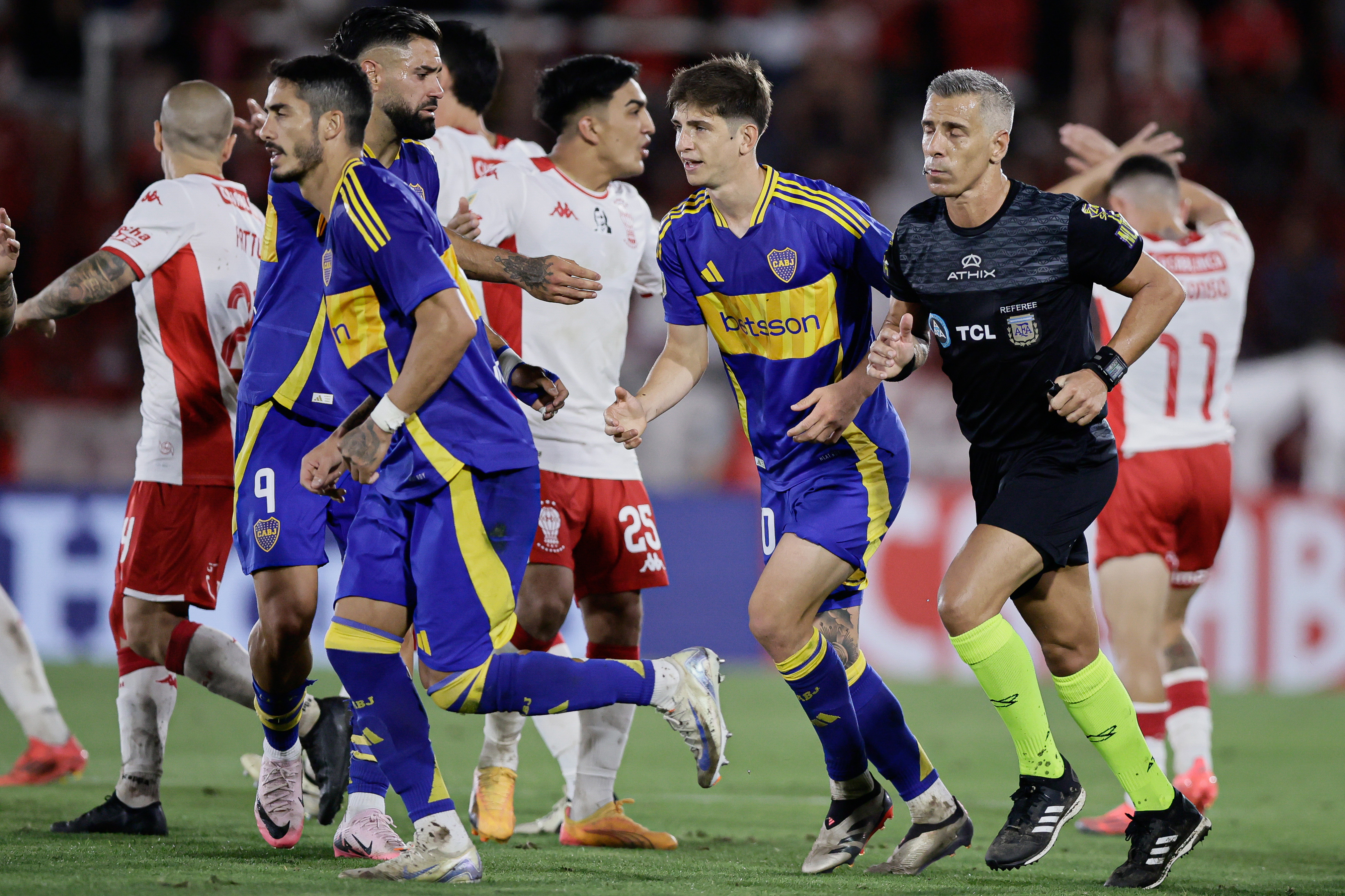 Un polémico penal cobrado por Mastrángelo para el local fue revertido por el VAR en el final del juego entre Huracán y Boca.