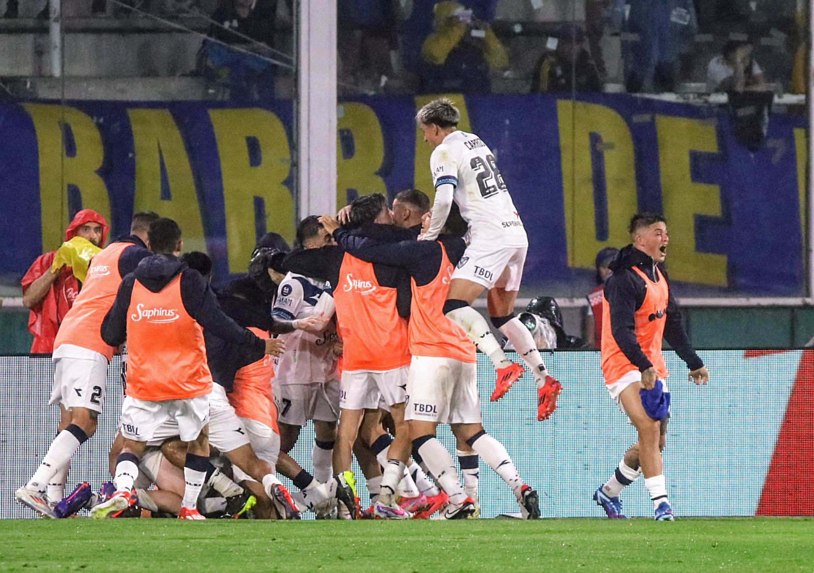 Toda la locura de Vélez, después del cuarto gol en el Kempes. (FBaires)