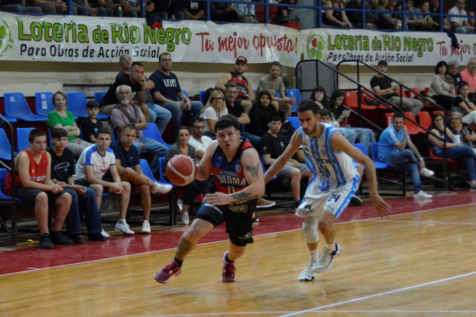 Luciano Cáceres camino al aro, ante la marca de Alejo Britos, ex Independiente de Neuquén. El equipo rionegrino sigue encendido. 