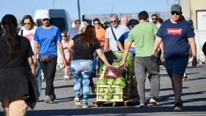 En 13 fotos, un recorrido por el Mercado de Sabores que abrió hoy en Neuquén: qué se puede encontrar