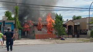 Gran incendio en una vivienda de Catriel: uno de los heridos se encuentra «en grave estado»