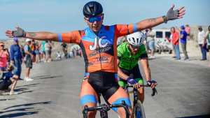 Leandro Velardez ganó la segunda etapa de la Vuelta al Valle en Paso Córdoba