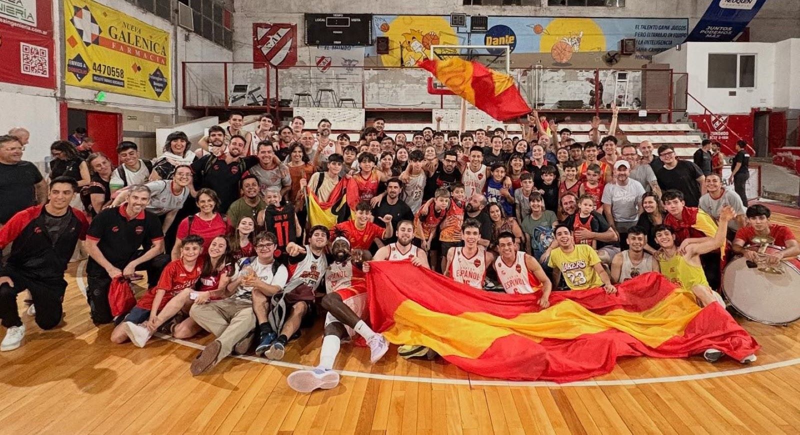 La banda del Torito, a pleno en La Caldera. Español logró un triunfazo en el tercer juego y define con el Verde. (EspaBasquet)