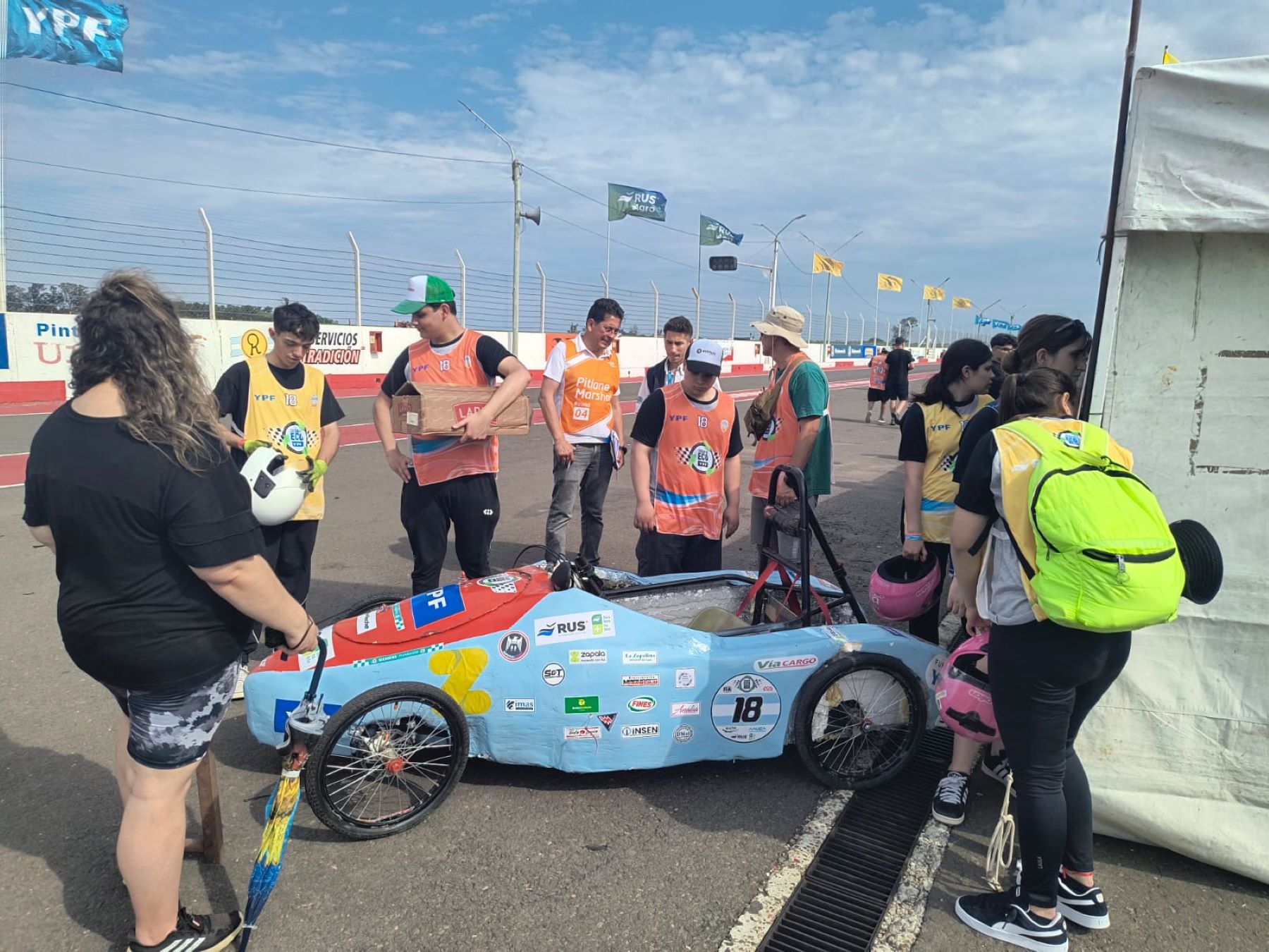 Los chicos de la escuela de Zapala y su auto eléctrico