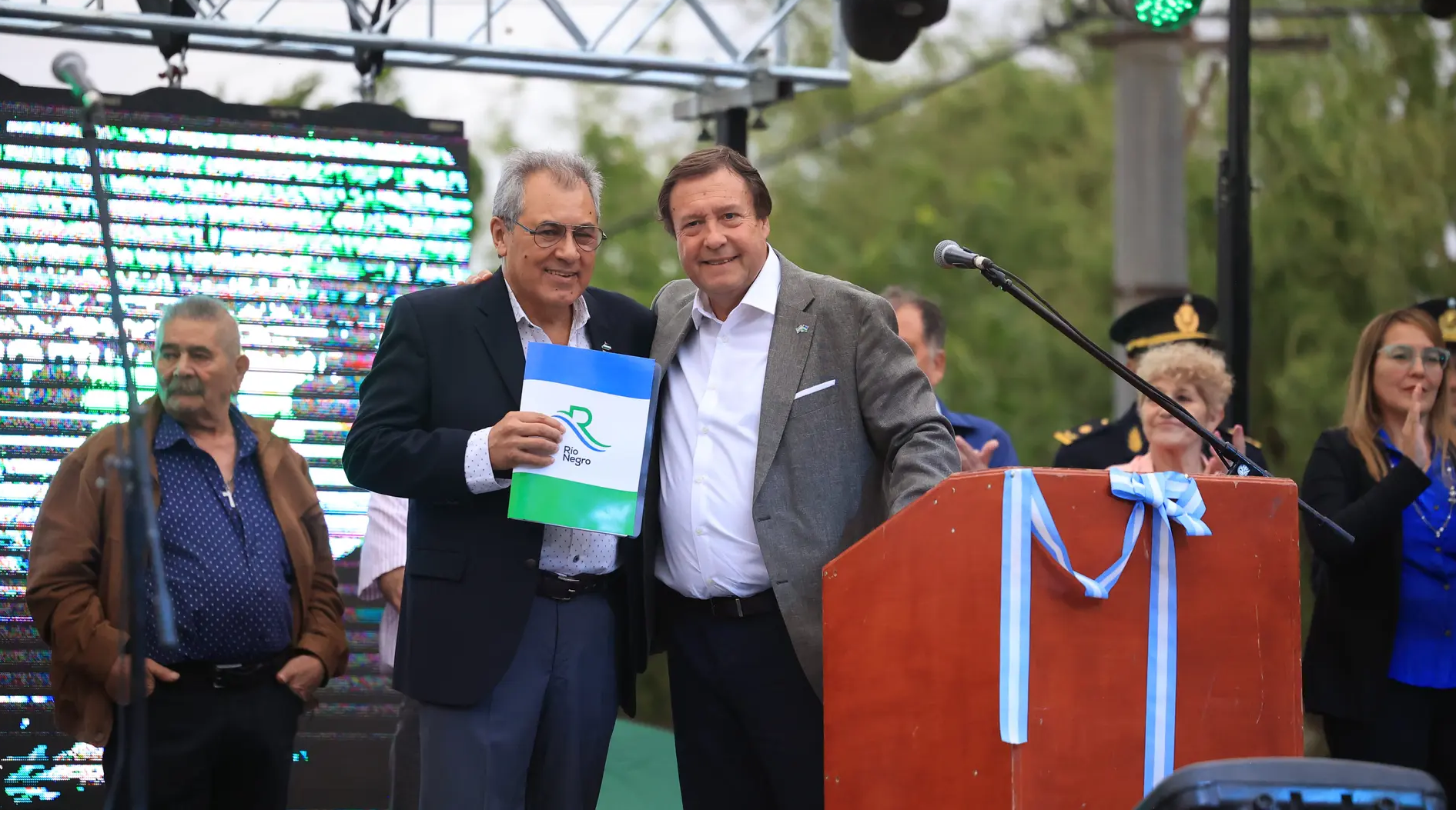 El gobernador Weretilneck participó del aniversario de Mainqué dond ehizo anuncios por las regalías. Gentileza