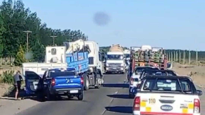 Video | Ruta 7: dos camionetas chocaron y demoraron el tránsito en Vaca Muerta