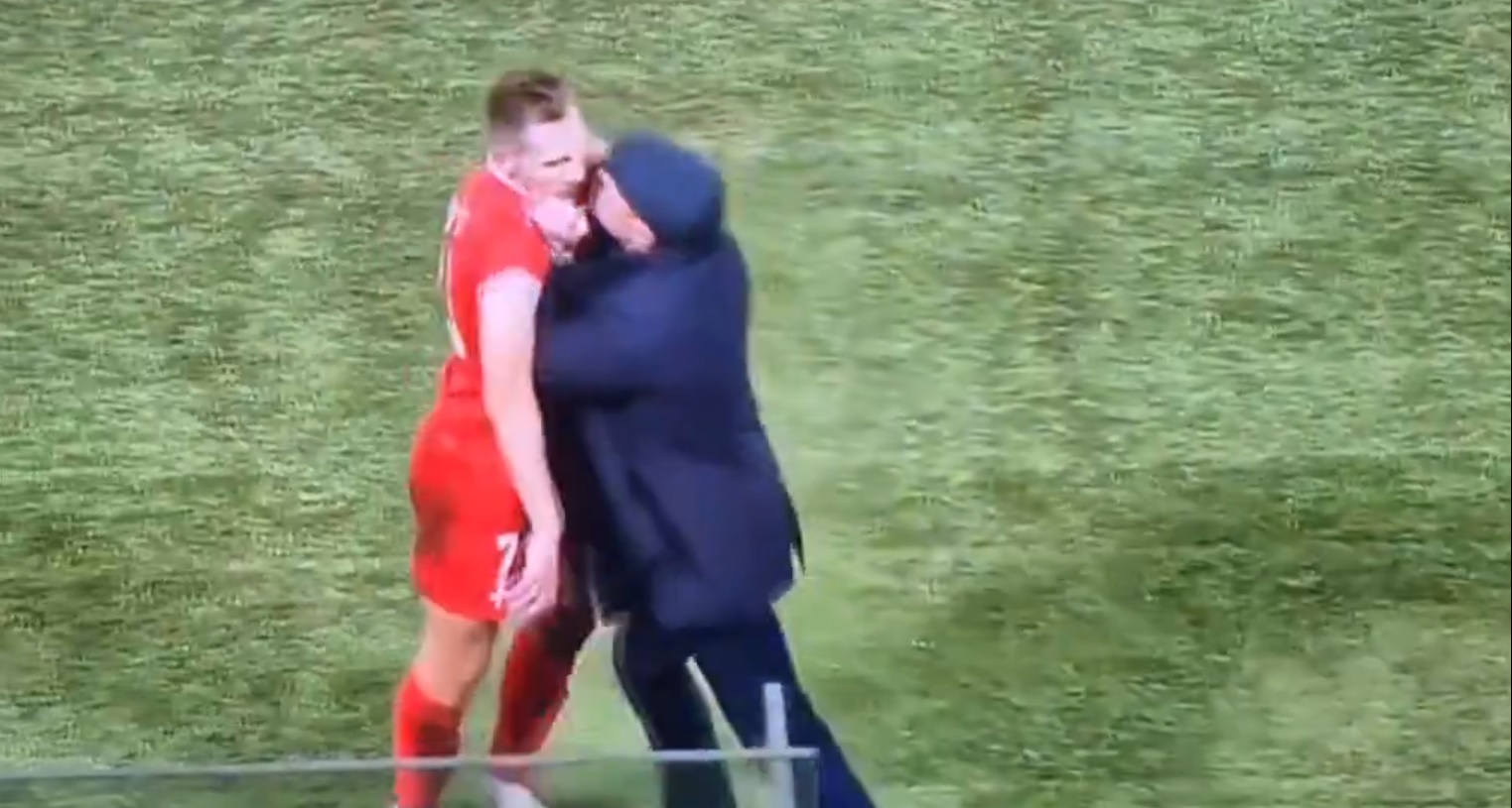 El DT de Triestina, de la Serie C de Italia, reaccionó en forma violenta con el jugador expulsado a los 30 minutos del primer tiempo.