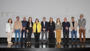 Una petrolera entregó 135 becas de estudio a jóvenes de la región