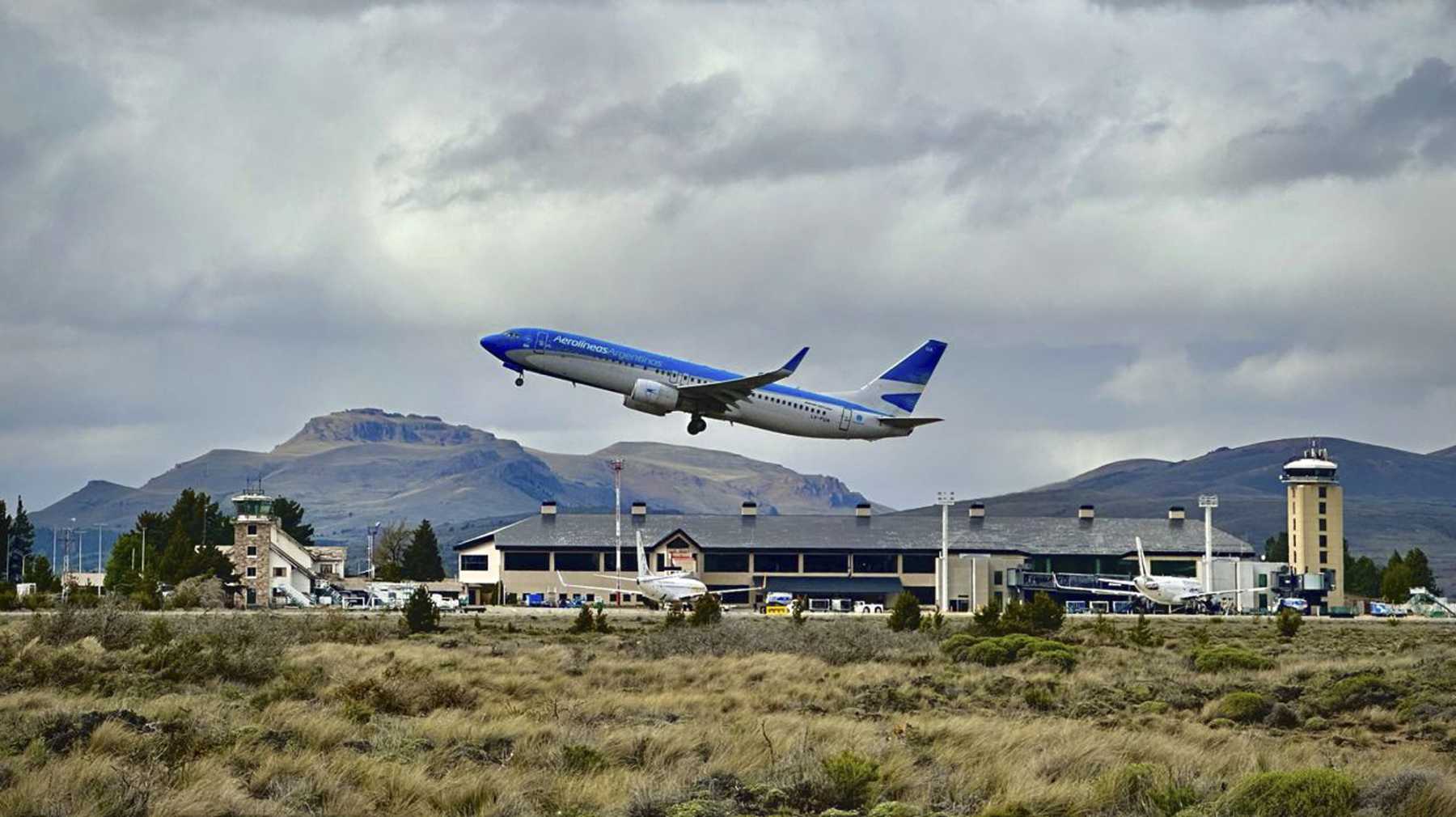 Aerolíneas Argentina tiene una cuota de más del 60% de los vuelos que operan en Bariloche. Foto: Chino Leiva