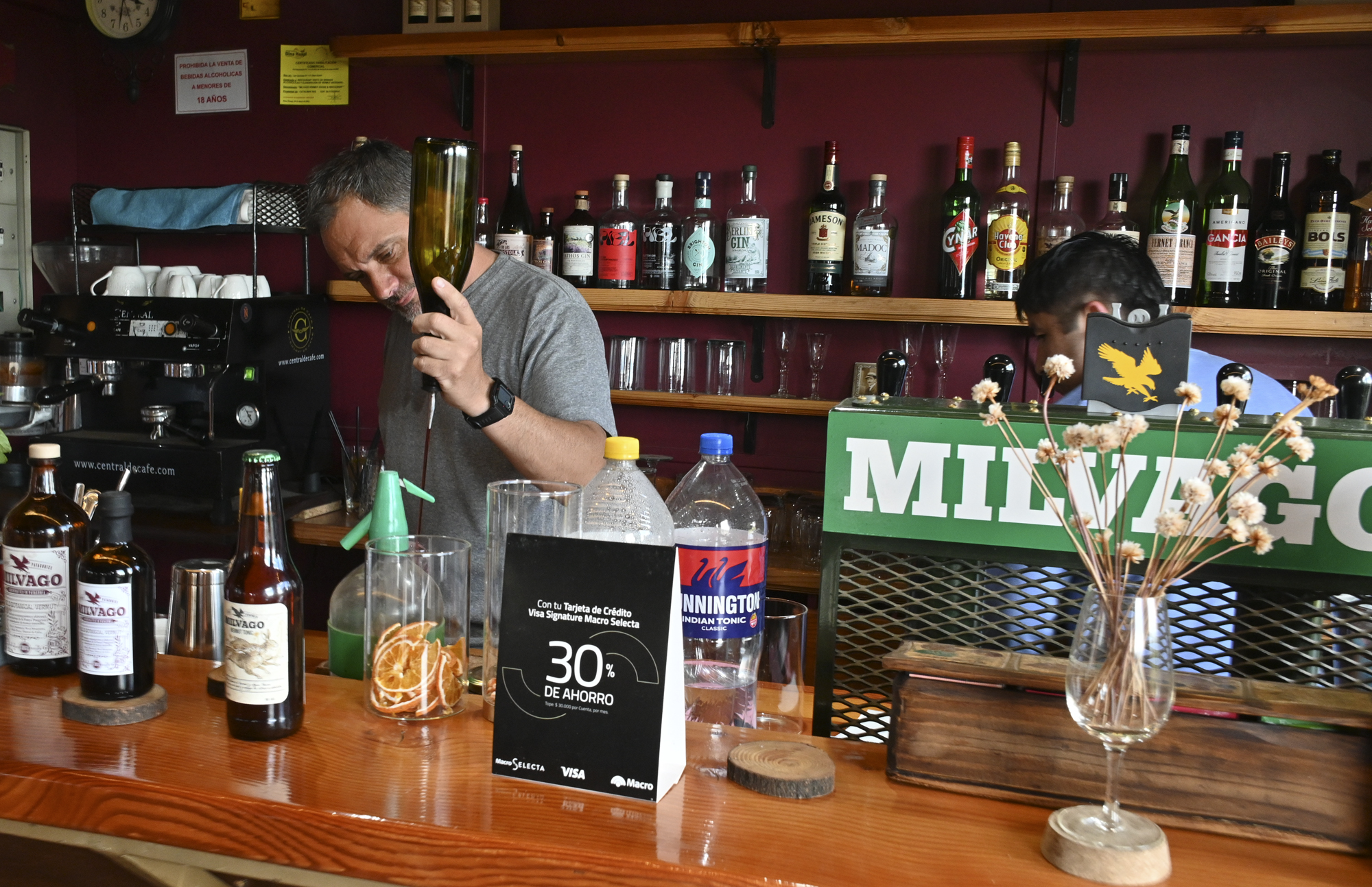 Ezequiel Fritzler elaboró en 2020 un vermut a base de malezas de la zona. Foto: Chino Leiva