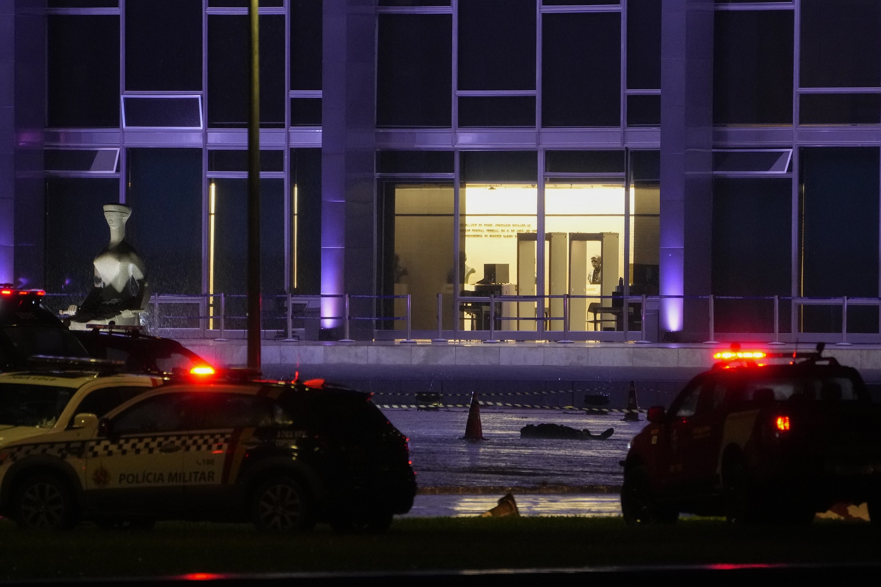 Un cuerpo yace frente a la Corte Suprema en Brasilia, Brasil, luego de una explosión (AP Photo/Eraldo Peres)