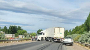 Tercer Puente, entre Neuquén y Cipolletti: un camión quedó atravesado y hay demoras en el tránsito