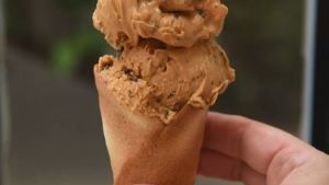 Helado de dulce de leche granizado sin máquina y con cucurucho casero