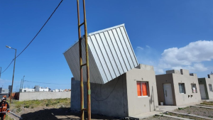 Temporal en Chubut: el viento voló el segundo piso de una casa en construcción