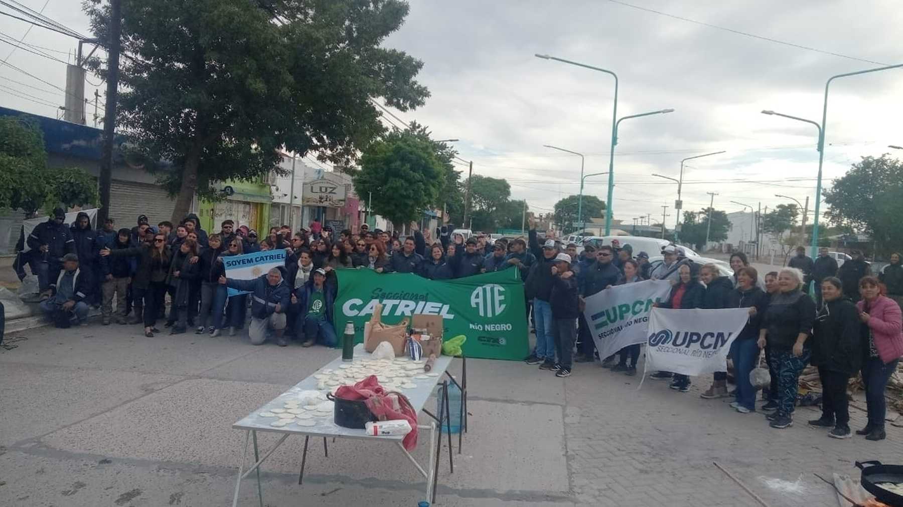 Los manifestantes reclaman afuera del edificio municipal (gentileza) 