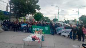 Paro total en Catriel y manifestación en el edificio municipal