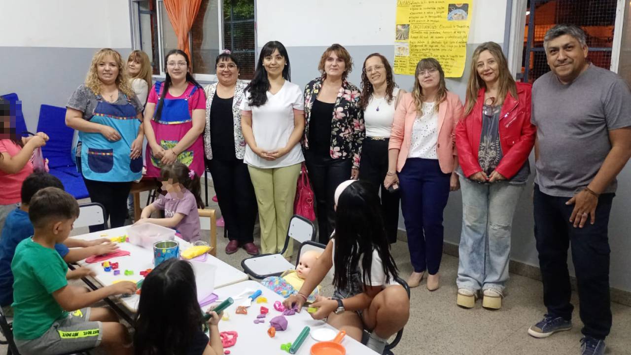 Docentes y autoridades a cargo del primer Centro Infantil vespertino de Allen, que funciona en el colegio de Nivel Medio. Foto: Gentileza CEM 92.