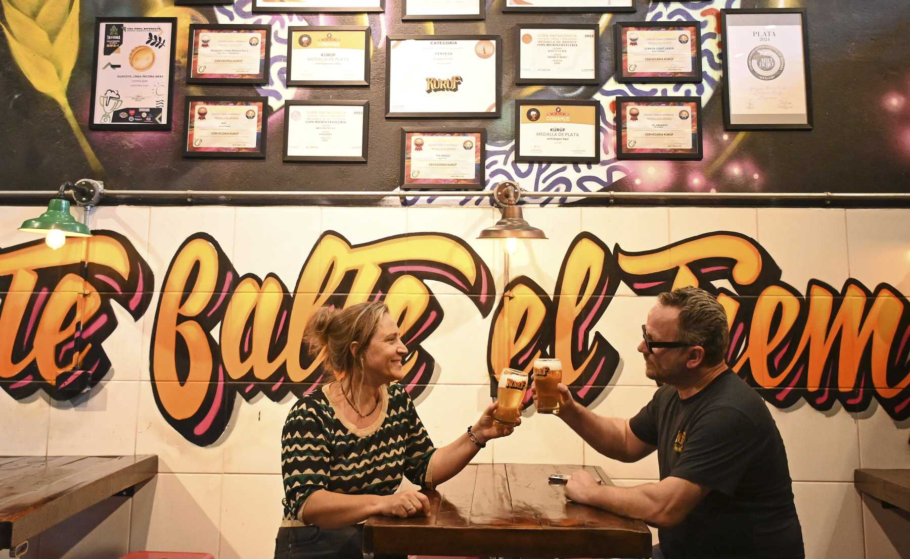 Pioneros. Pablo Vrlica y su esposa, fueron de los primeros en explorar el crecimiento de la cerveza en Cipolletti. 
