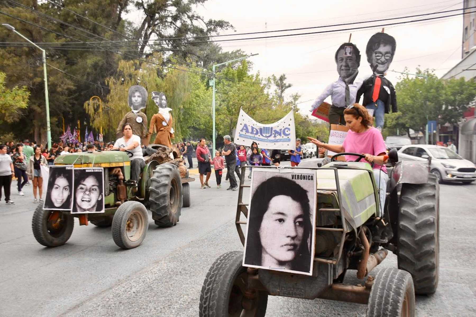 El paso de la marcha por el 27° Aniversario del Triple Crimen de Cipolletti - Foto: Matías Subat. 