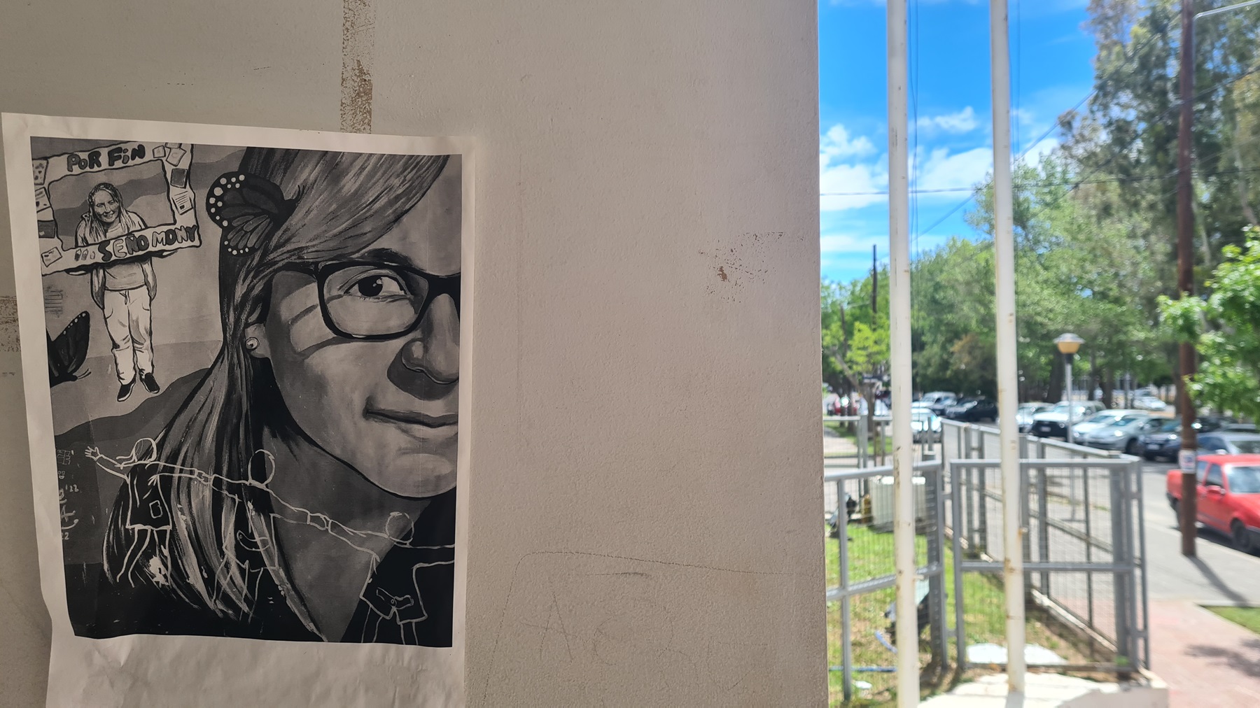 La imagen de la docente Mónica Jara en el ingreso al edificio judicial de Cutral Co (Foto: Andrea Vazquez)