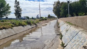 Limpian las calles anegadas después de la tormenta en Cutral Co y Plaza Huincul