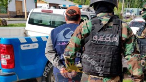 Secuestran droga y tres vehículos en Las Lajas tras varios allanamientos: tres demorados