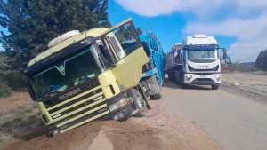 Volcó un camión que transportaba autos clásicos en la Ruta 23, cerca de Villa Pehuenia